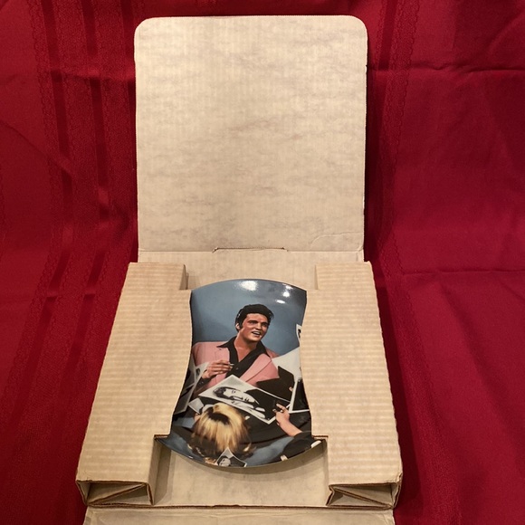 Elvis Presley: Looking at a Legend Delphi Collector Plate - 8 1/2” - Picture 7 of 7